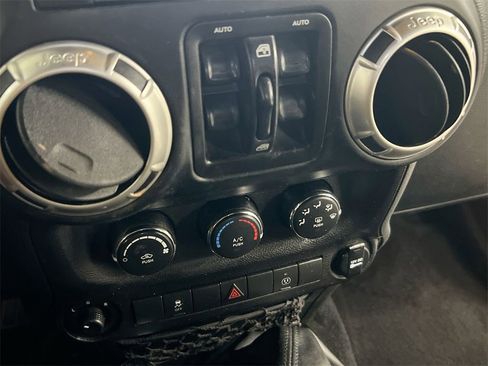 Used 2017 Jeep Wrangler Unlimited Sahara w/ Connectivity Group image 15