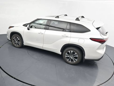 Used 2022 Toyota Highlander XLE AWD/4WD image 13