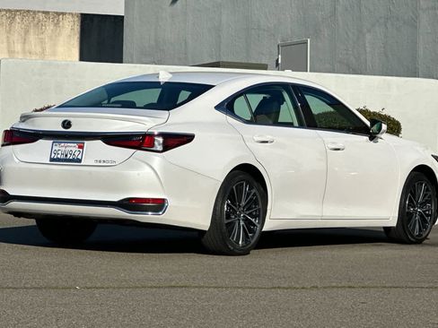 Used 2023 Lexus ES 300h w/ Premium Package image 2
