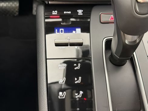 Certified 2026 Porsche Macan AWD/4WD image 18