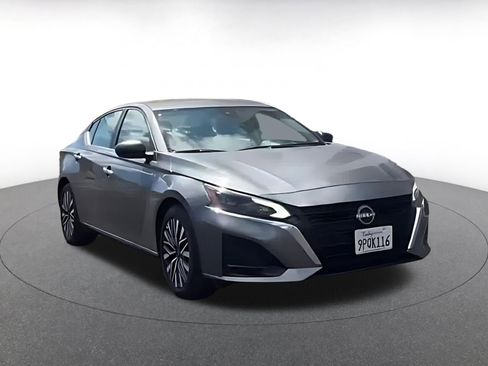 Used 2025 Nissan Altima 2.5 SV FWD image 3