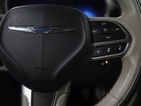 Used 2017 Chrysler Pacifica Limited image 34