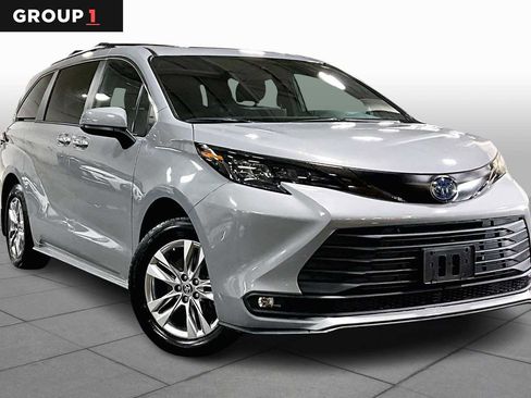 Certified 2022 Toyota Sienna XLE Woodland Edition image 3