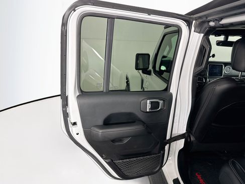 Used 2018 Jeep Wrangler Unlimited Sahara AWD/4WD image 25