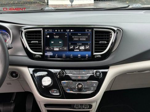 Used 2024 Chrysler Pacifica Touring-L FWD image 17