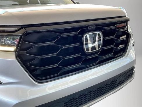 Used 2025 Honda Pilot TrailSport image 28