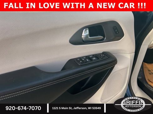 Used 2022 Chrysler Pacifica Touring-L image 19