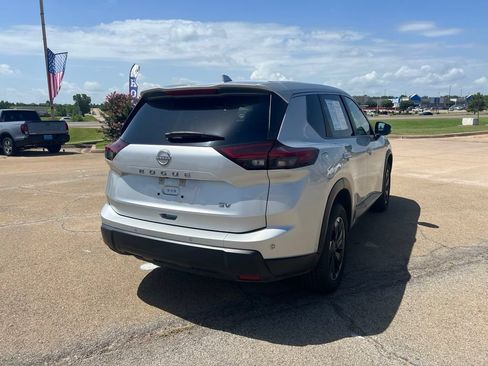 Used 2024 Nissan Rogue SV FWD image 5
