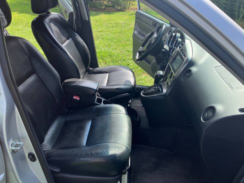Used 2007 Pontiac Vibe w/ Sun And Sound Package FWD image 4