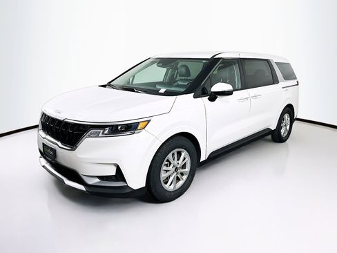 Used 2024 Kia Carnival LX image 3