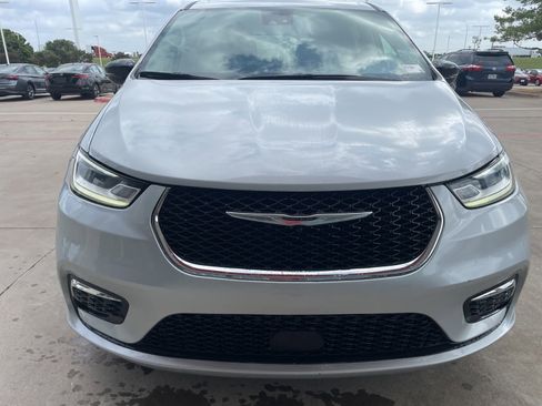 Used 2024 Chrysler Pacifica Touring-L FWD image 2