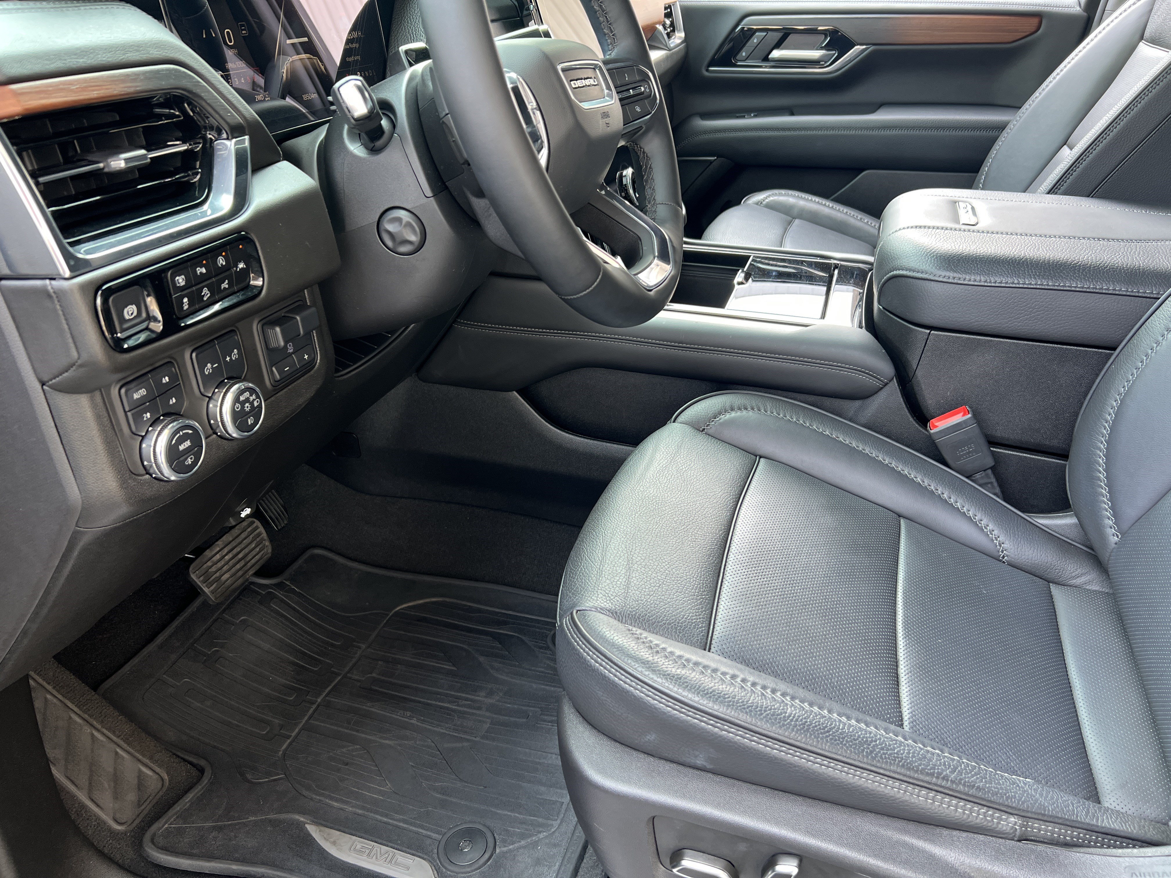 Used 2025 GMC Yukon Denali w/ Denali Reserve Package AWD/4WD image 16