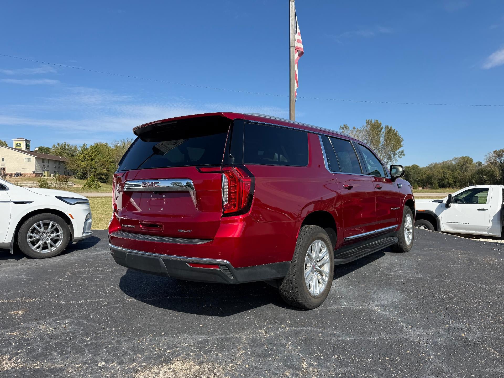 Used 2023 GMC Yukon XL SLT AWD/4WD image 4
