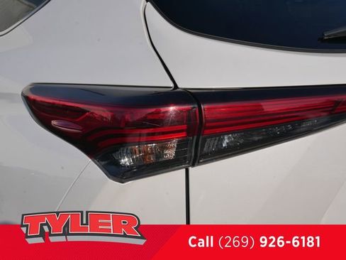 Used 2023 Toyota Highlander LE FWD image 12