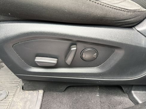 Used 2023 Ford Explorer XLT image 11