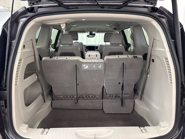 Used 2020 Chrysler Pacifica Touring-L w/ Advanced Safetytec Group FWD image 12