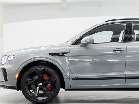 Used 2022 Bentley Bentayga AWD/4WD image 13