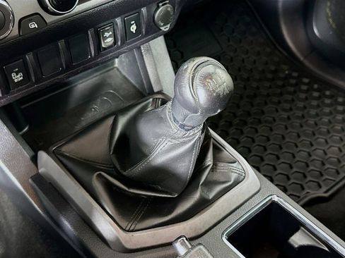 Used 2017 Toyota Tacoma TRD Off-Road image 18