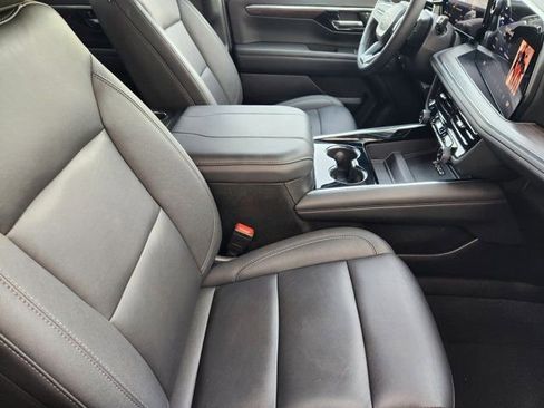 Used 2025 Chevrolet Suburban Z71 image 19