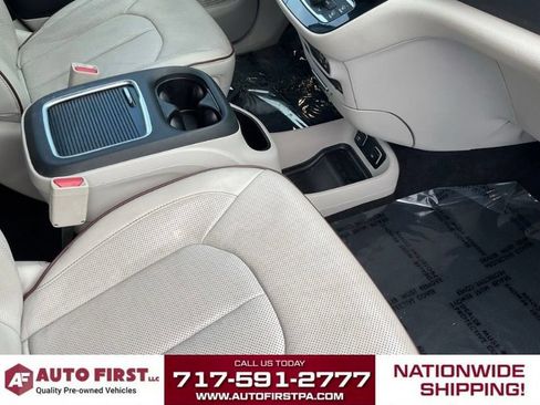 Used 2019 Chrysler Pacifica Limited w/ Advanced Safetytec Group FWD image 18