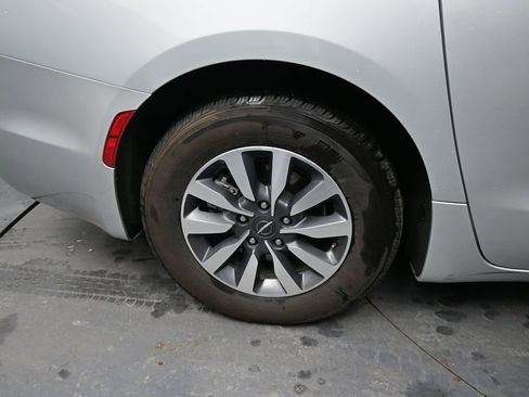 Used 2024 Chrysler Pacifica Limited FWD image 16