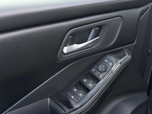 Used 2025 Nissan Rogue SV FWD image 12