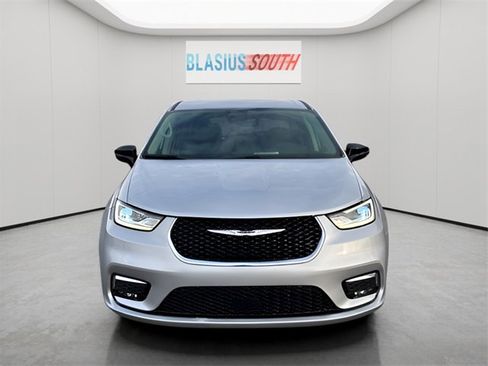 Used 2024 Chrysler Pacifica Touring-L image 8