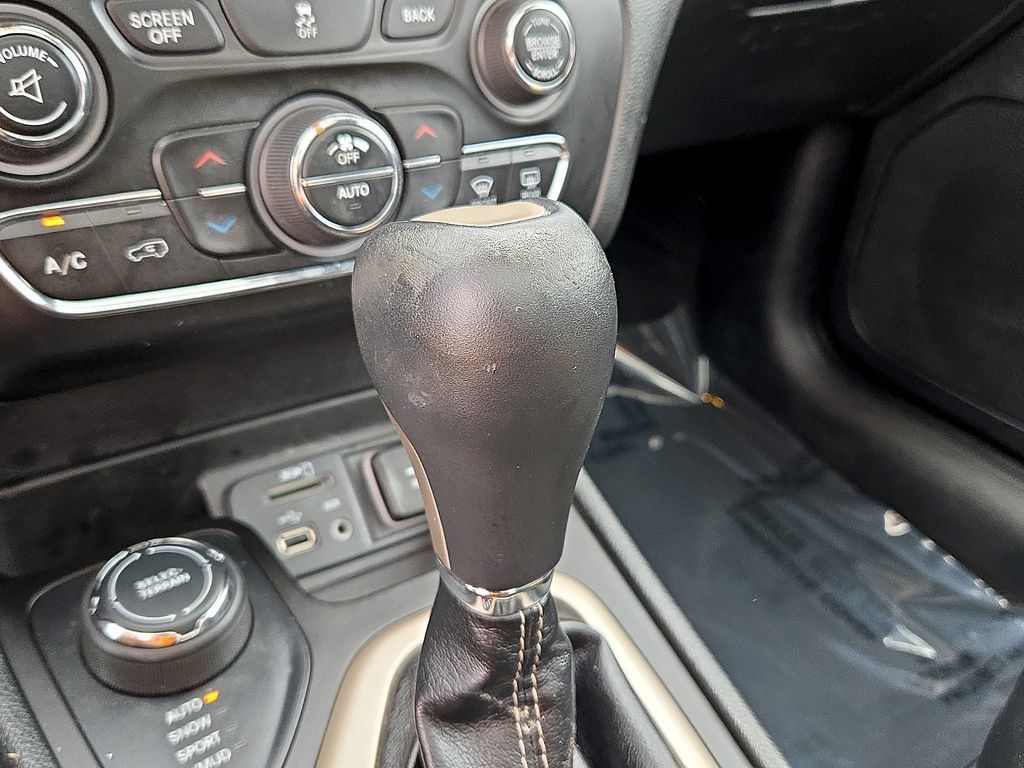 Used 2014 Jeep Cherokee Limited AWD/4WD image 16
