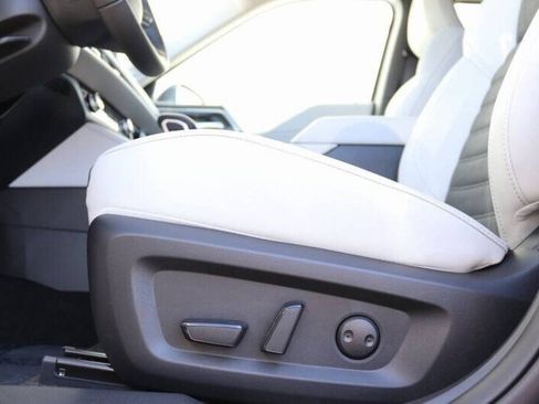 New 2025 Mitsubishi Outlander SE image 17