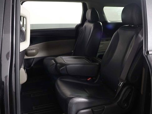 Used 2025 Kia Carnival FWD image 27