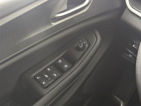 New 2025 Jeep Grand Cherokee Altitude image 15