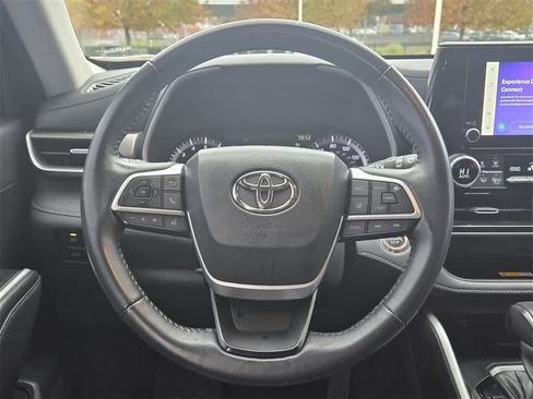 Used 2023 Toyota Highlander XLE image 12