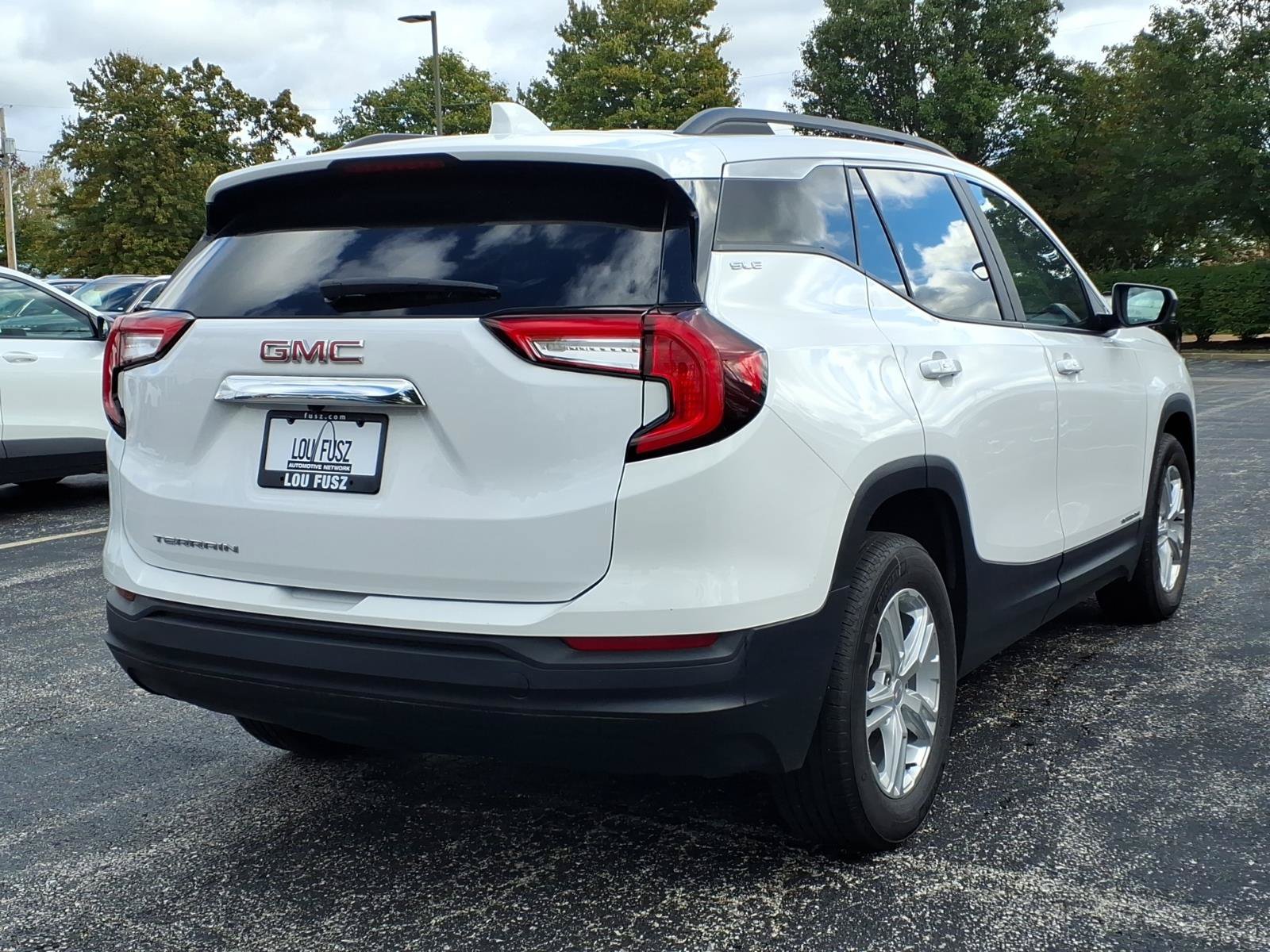 Used 2024 GMC Terrain SLE w/ Driver Convenience Package FWD image 3