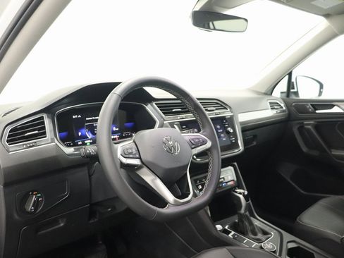 Used 2024 Volkswagen Tiguan SE w/ Panoramic Sunroof Package image 15