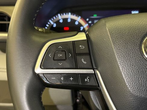 Used 2023 Toyota Highlander LE image 30