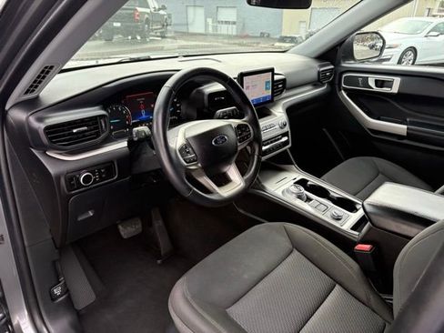 Used 2023 Ford Explorer XLT image 3