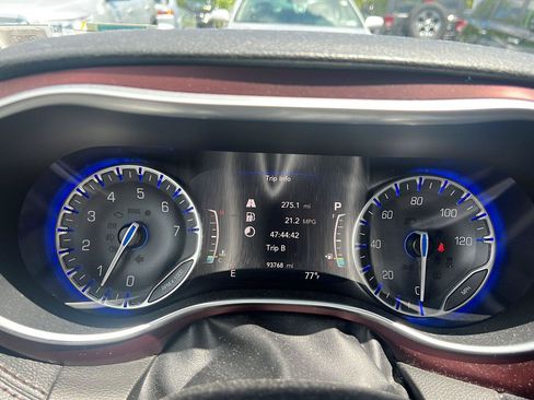 Used 2019 Chrysler Pacifica Limited w/ Advanced Safetytec Group FWD image 6