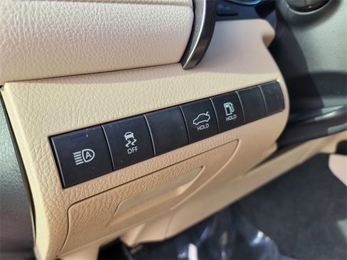 Used 2020 Toyota Camry LE image 19