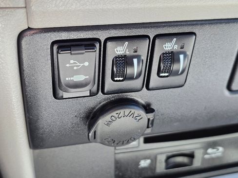 Used 2017 Toyota Sienna XLE Premium FWD image 16
