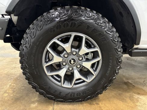 Used 2022 Ford Bronco Badlands image 9