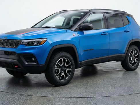 Used 2025 Jeep Compass Trailhawk AWD/4WD image 3