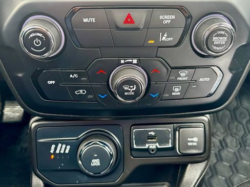 Used 2021 Jeep Renegade Latitude w/ Sun & Sound Group AWD/4WD image 31