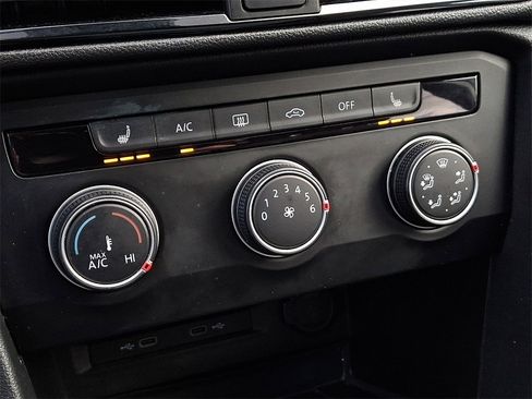 Certified 2022 Volkswagen Taos SE w/ Panoramic Sunroof Package image 16