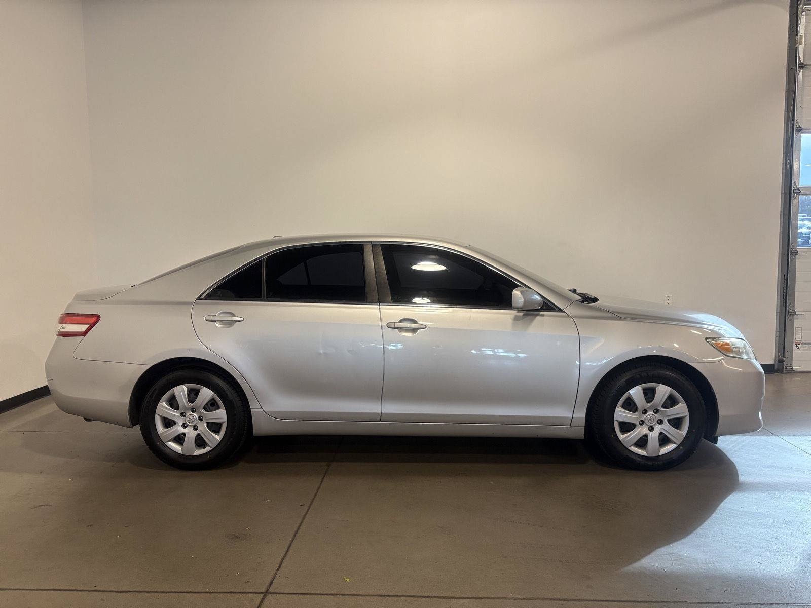Used 2011 Toyota Camry LE FWD image 2