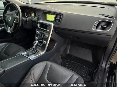 Used 2016 Volvo V60 T5 Cross Country image 2