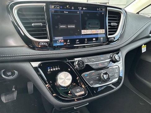 New 2026 Chrysler Pacifica Select image 15