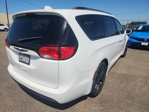 Used 2019 Chrysler Pacifica Touring-L w/ S Appearance Package FWD image 12