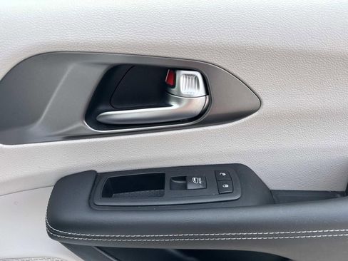 Used 2024 Chrysler Pacifica Limited FWD image 15