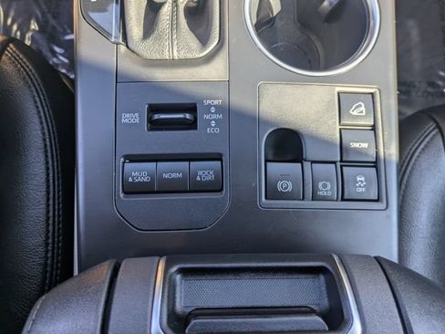 Used 2024 Toyota Highlander LE AWD/4WD image 33