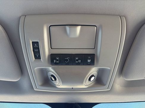 Used 2013 Chrysler Town & Country Touring-L w/ Entertainment Group #2 FWD image 20
